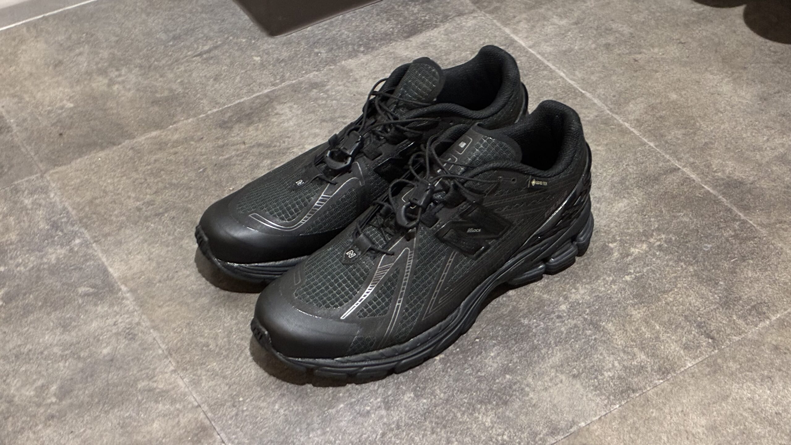 紐を結ばないスニーカーが欲しくて、New BalanceのU1906XV1 Gore-Texを買いました